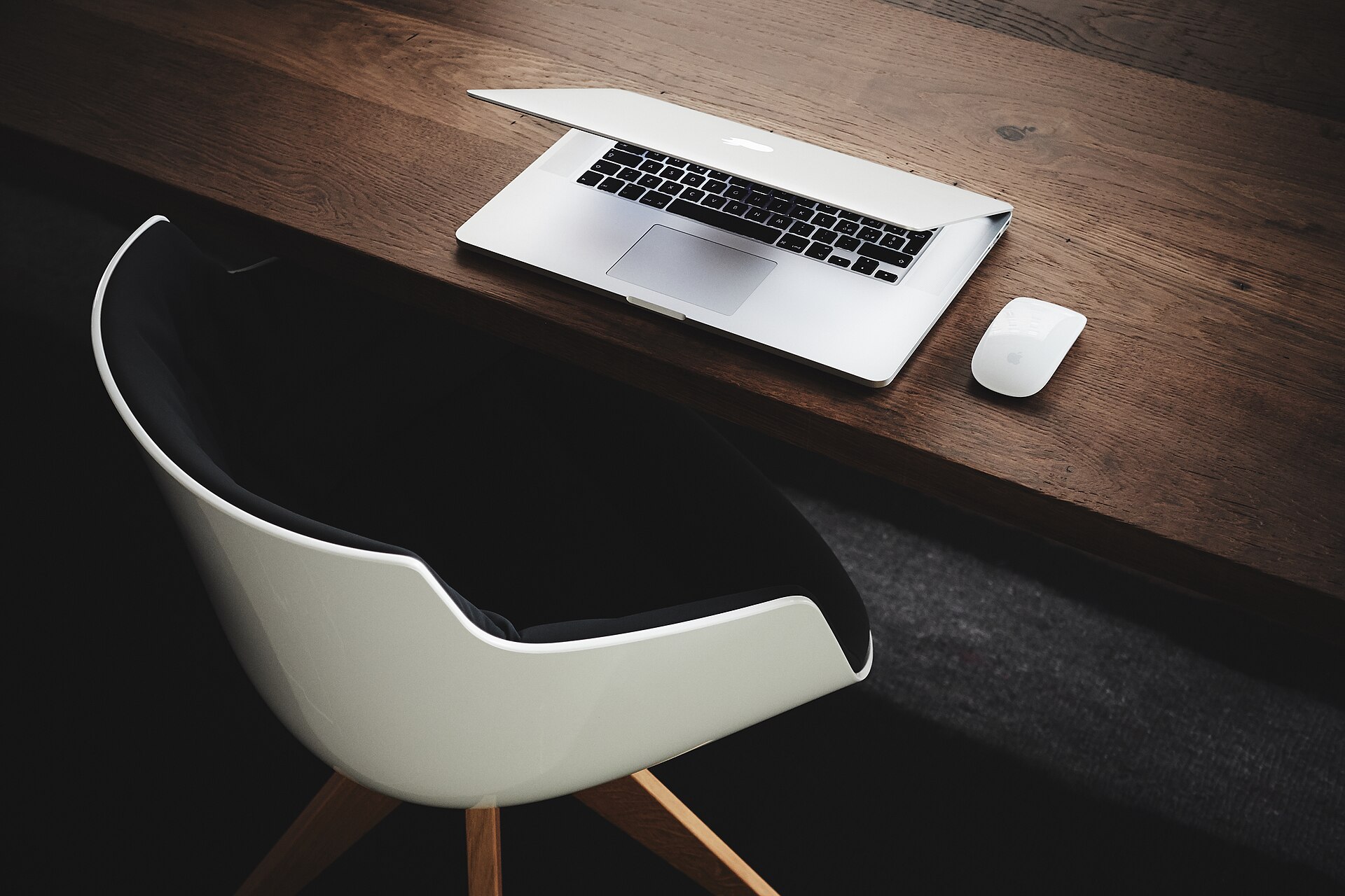 Ordinateur portable et chaise de bureau prêts à être utilisés par la société