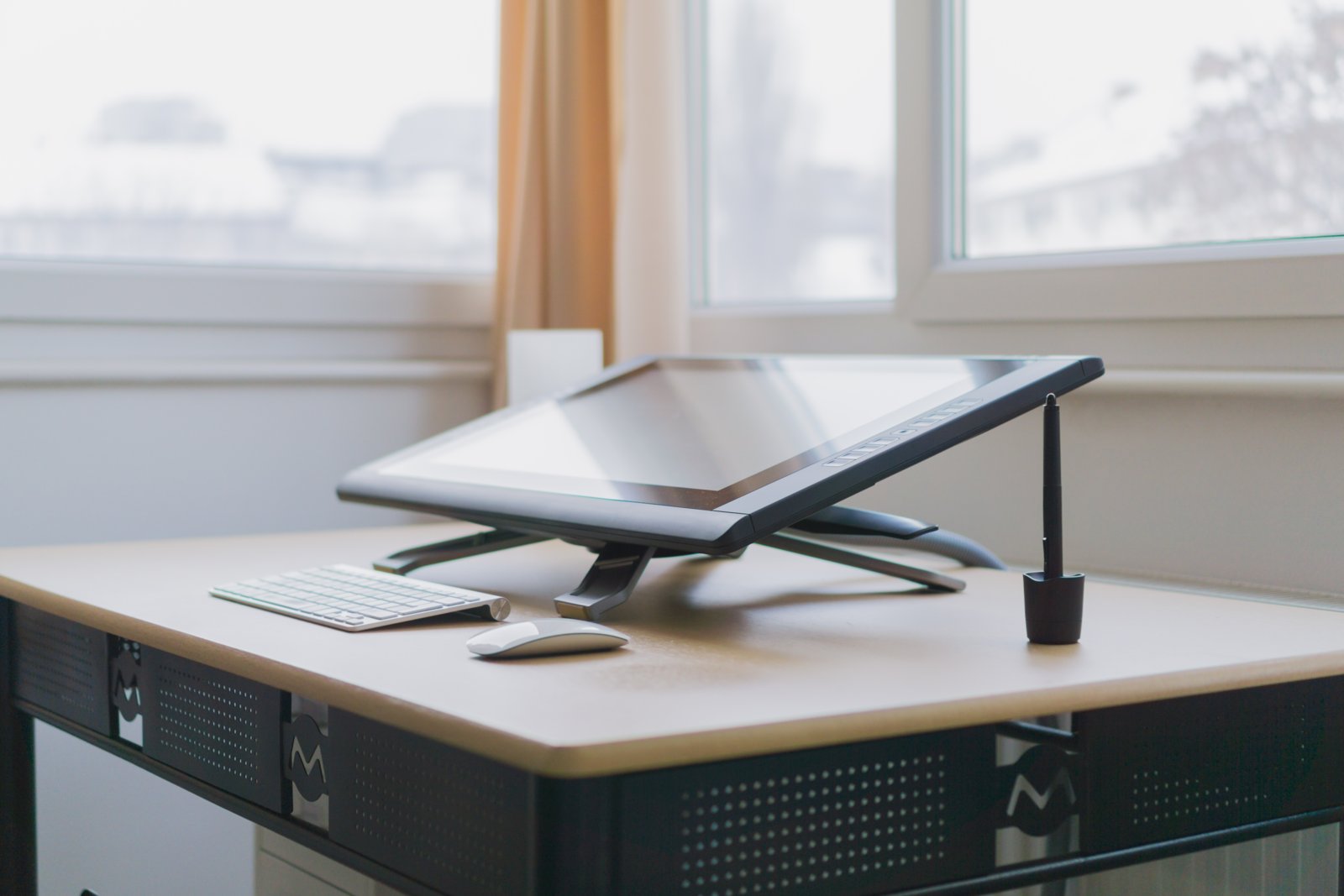 Bureau de Legal Designer avec maquette graphique de document et outils de conception