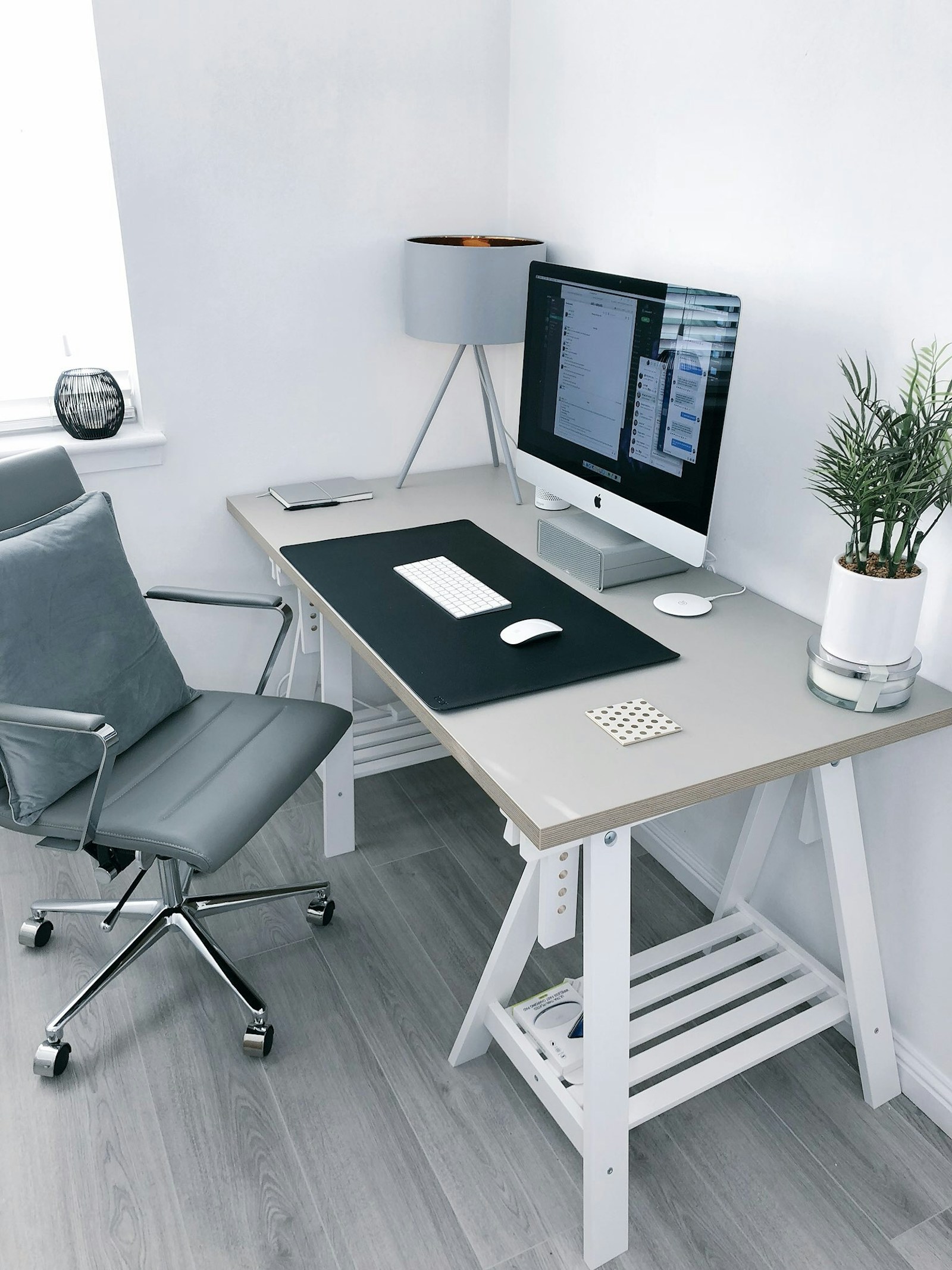 Bureau professionnel aménagé dans une pièce d'un logement personnel