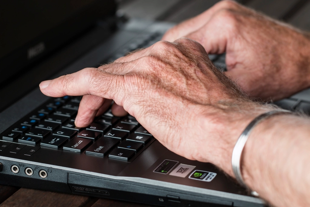 Dirigeant examinant le financement de son rachat de trimestres de retraite