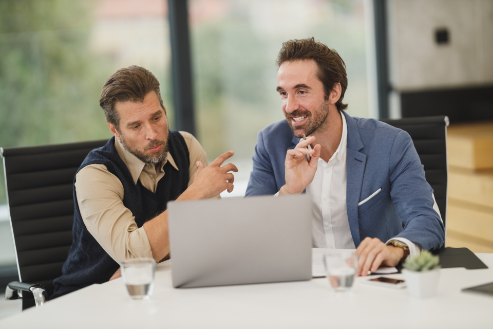 Deux entrepreneurs préparant l'entrée d'un associé dans leur société