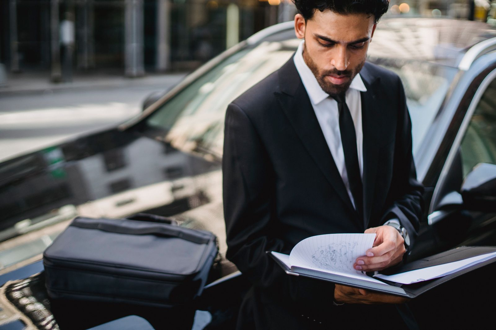 Voiture personnelle devant des bureaux avant son transfert à une société.