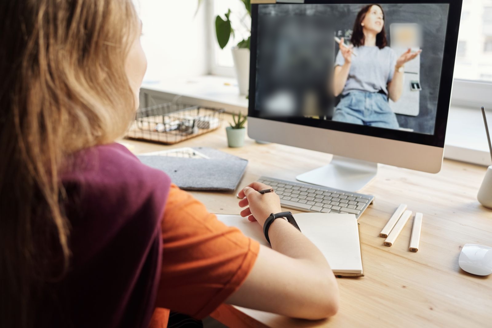 Dirigeant suivant une formation professionnelle en ligne depuis son bureau.