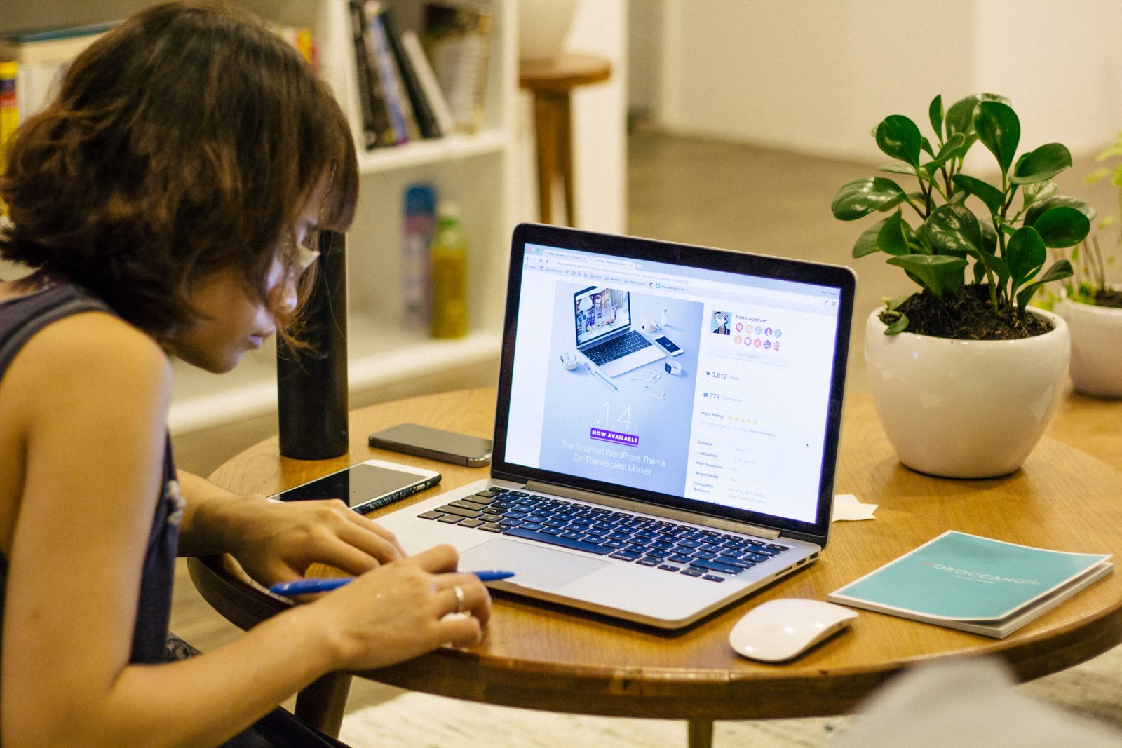 Entrepreneur travaillant à distance depuis un espace de coworking à l'étranger