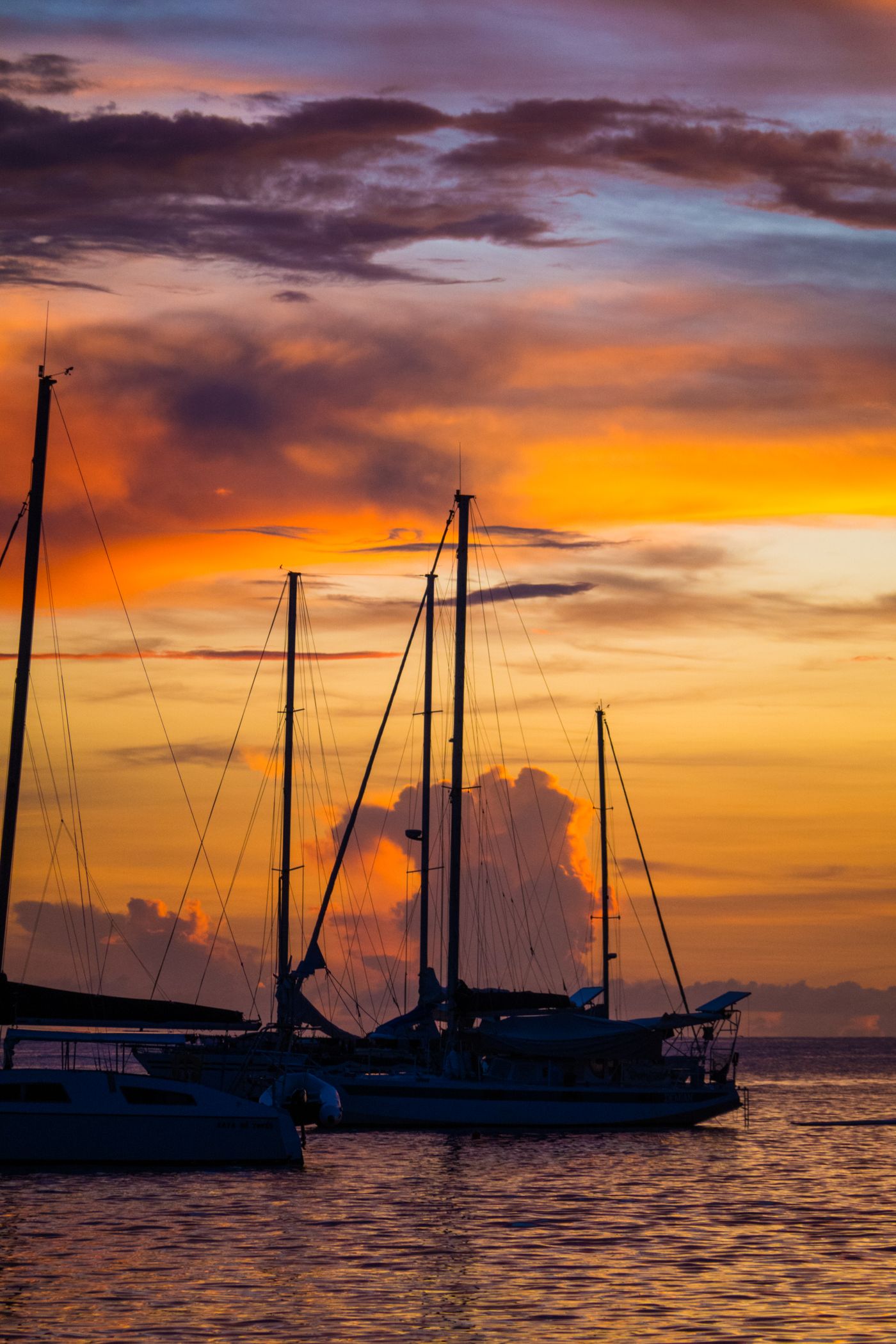 Bateaux à Baie-Mahault en Guadeloupe au coucher du soleil