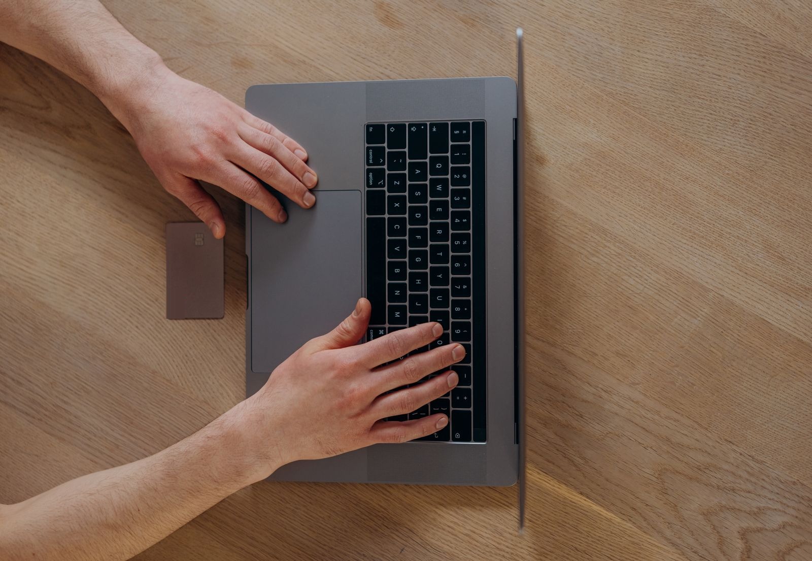 Carte bancaire professionnelle et documents comptables sur un bureau.