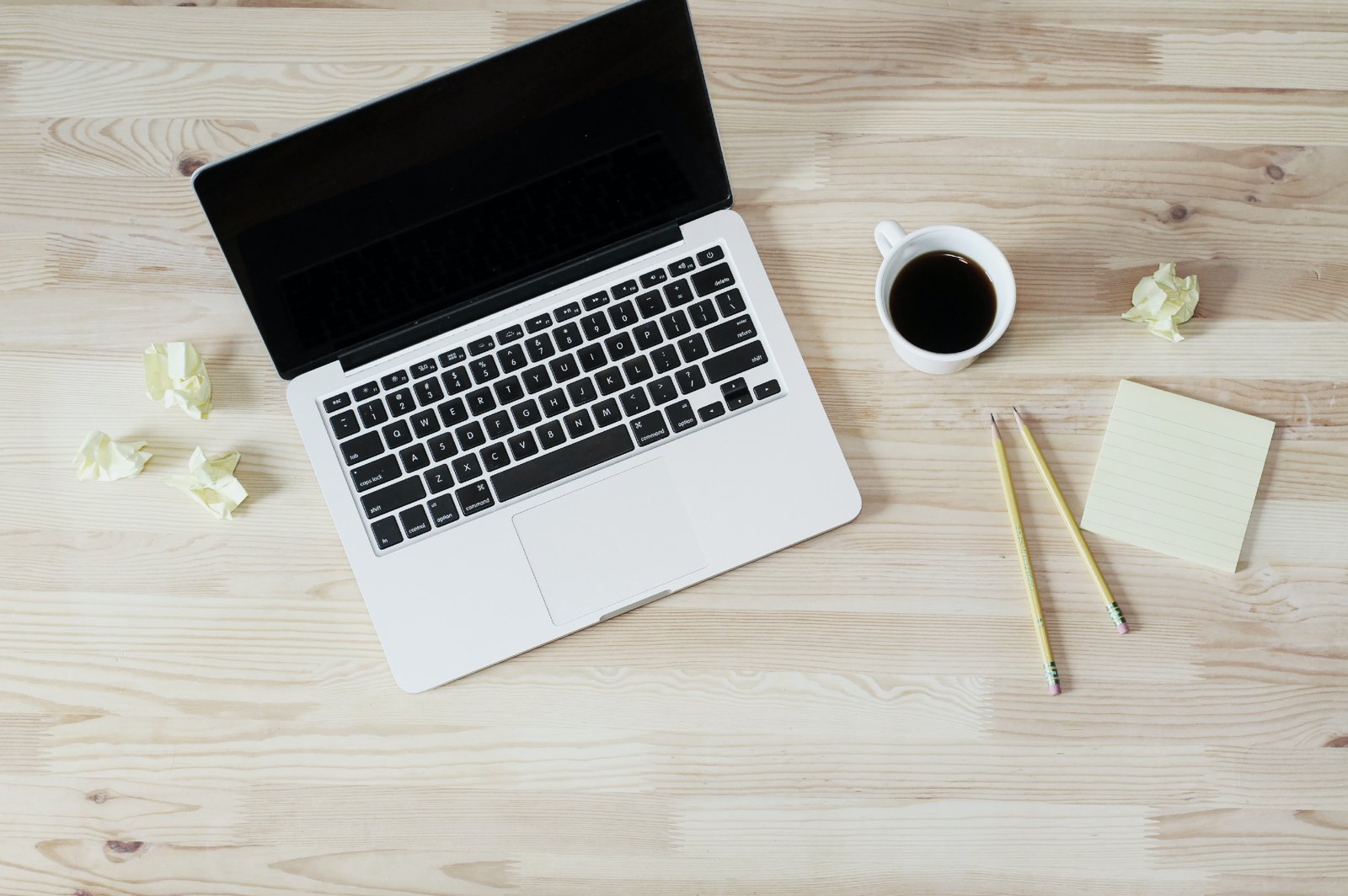 Bureau d'un rédacteur indépendant travaillant sur une newsletter depuis son ordinateur