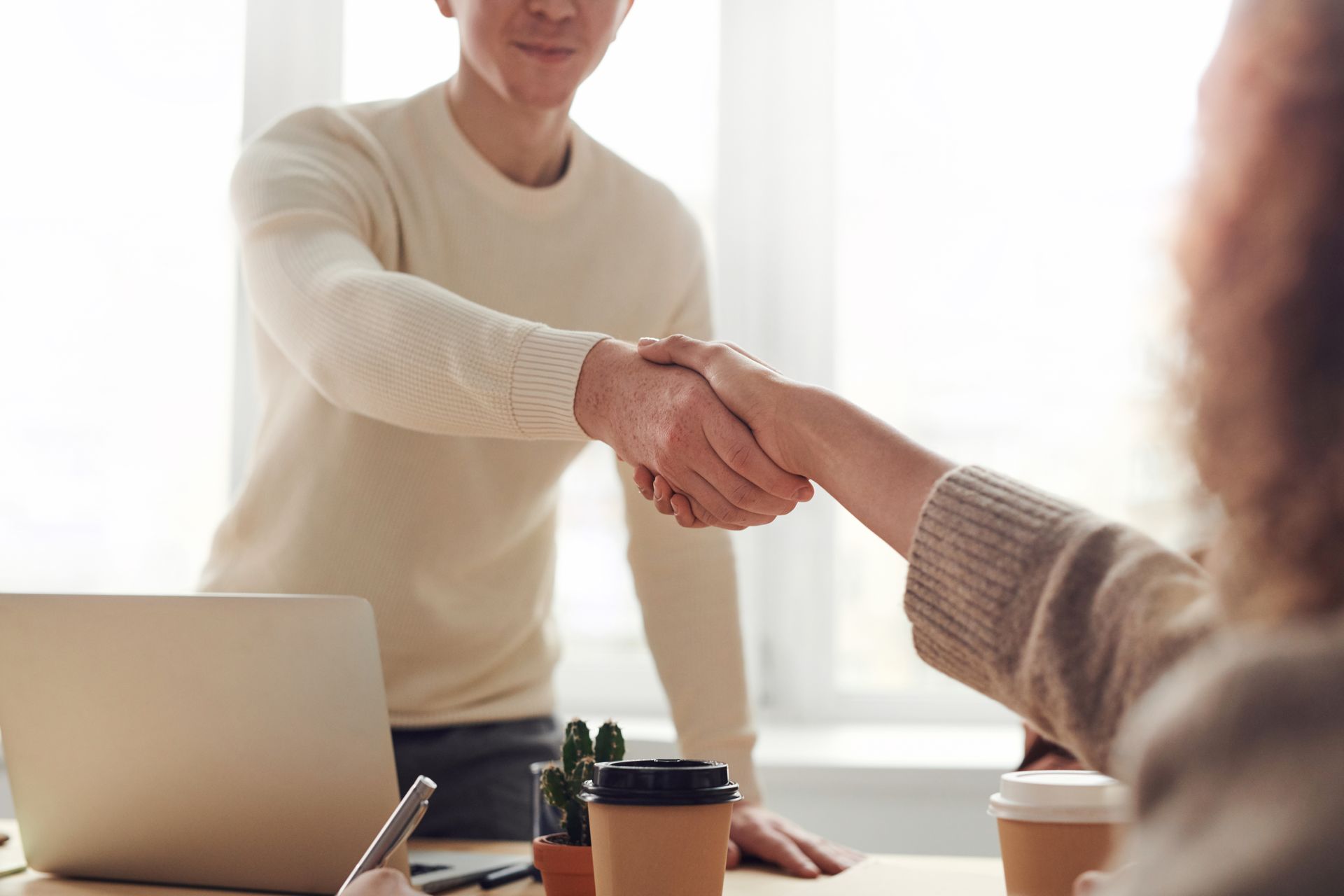 Deux professionnels se serrent la main au début de leur collaboration