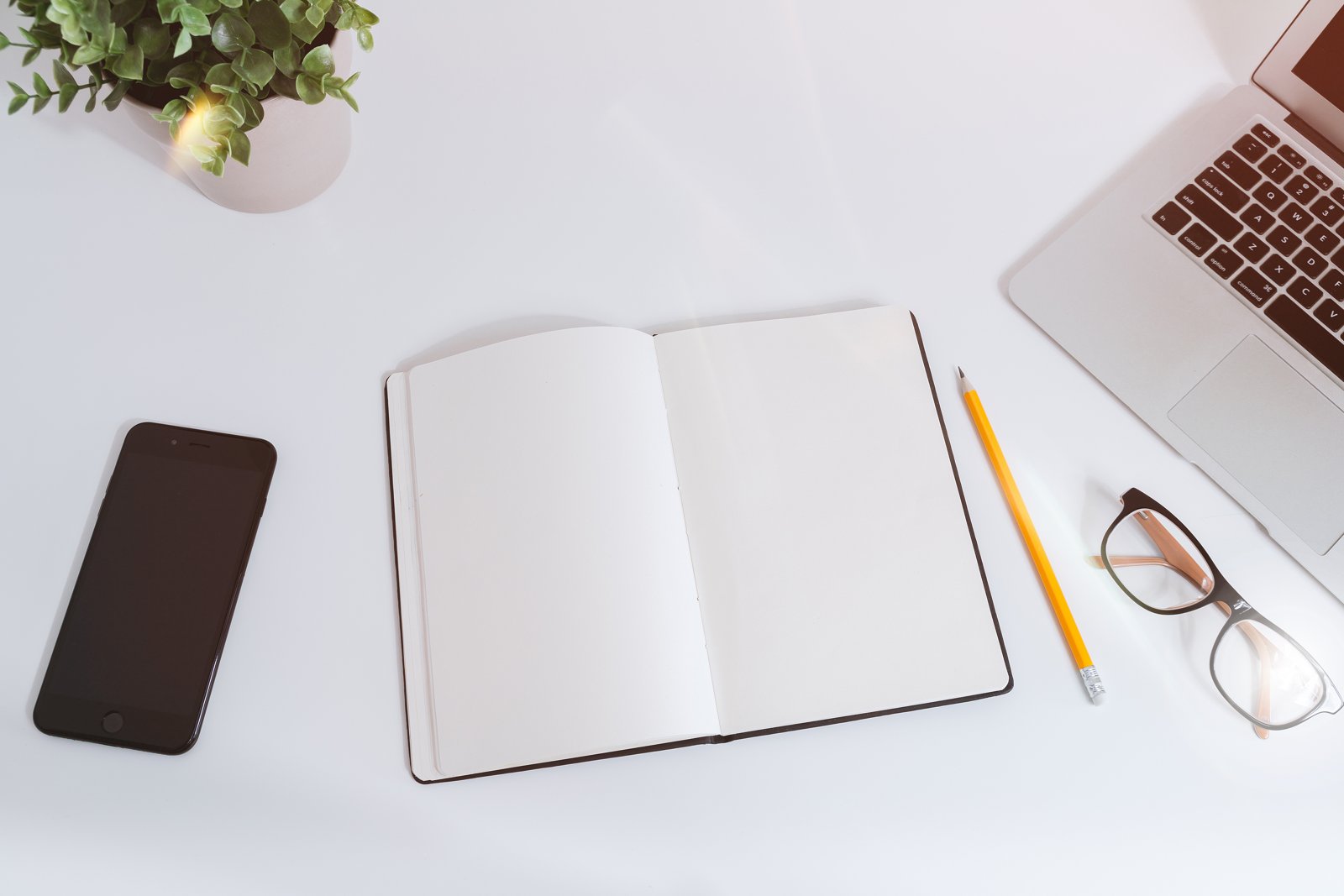 Bureau professionnel avec ordinateur utilisé pour gérer des abonnements logiciels et des dépenses d'entreprise.
