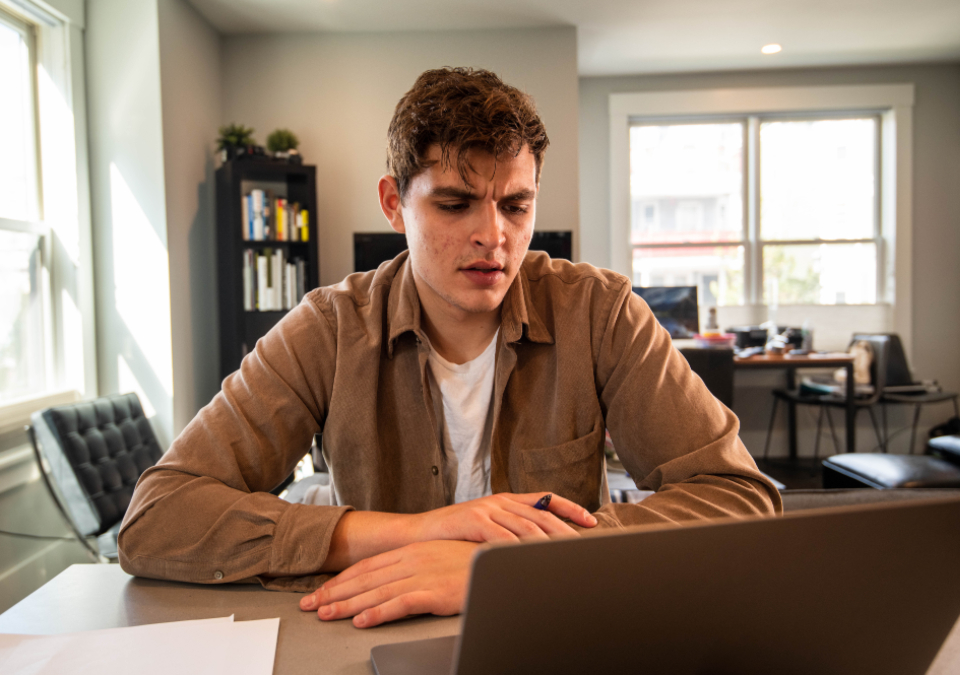 Un dirigeant suit une formation professionnelle sur son ordinateur portable