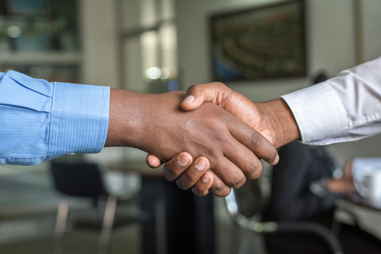 Entrepreneur à La Réunion comparant les charges sociales en SASU et EURL