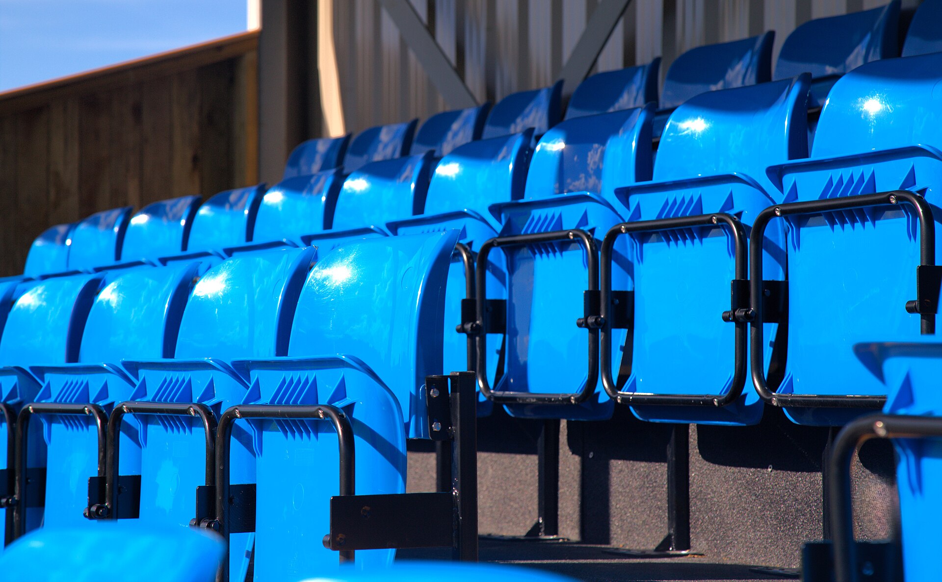 Agent sportif préparant un dossier professionnel dans les tribunes d'un stade