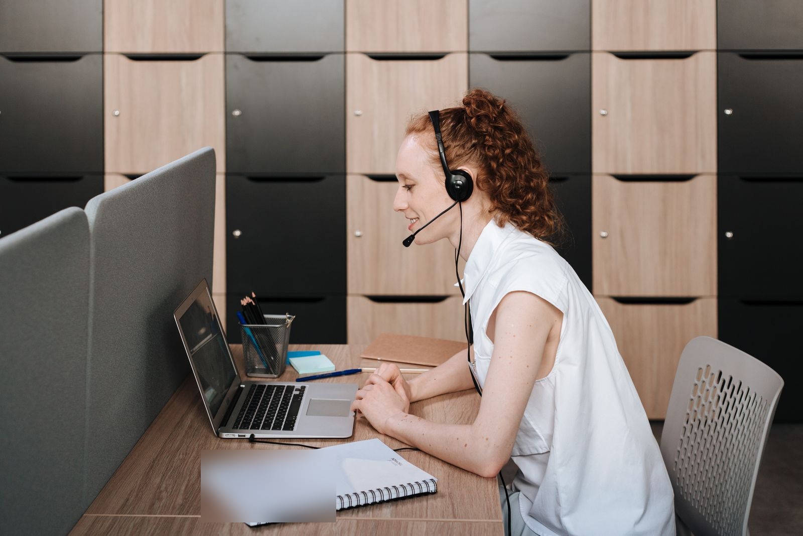 Consultant RPO freelance préparant un recrutement depuis son bureau.