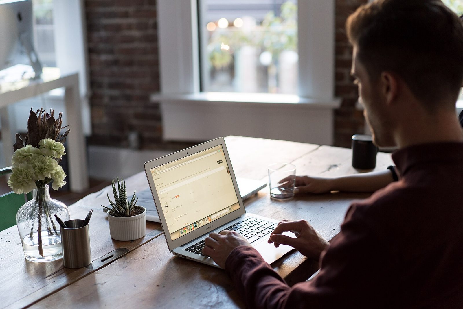 Consultant examinant ses commissions de partenaires sur un ordinateur portable