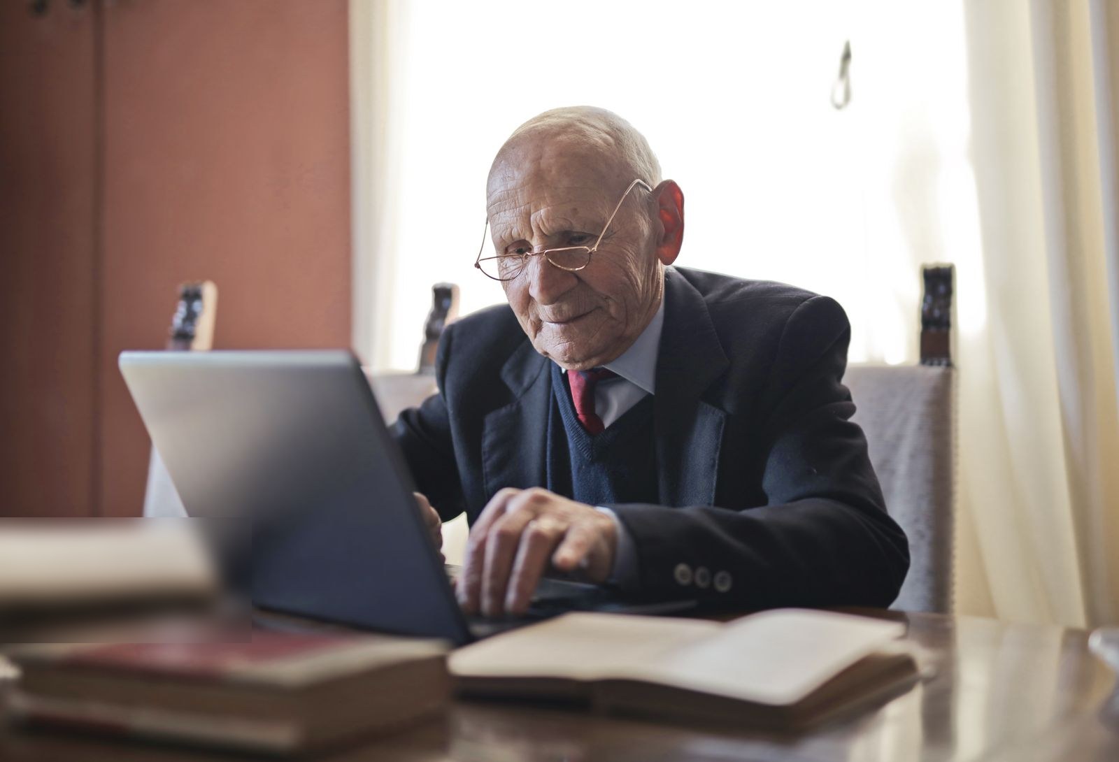 Consultant senior préparant son activité professionnelle après la retraite