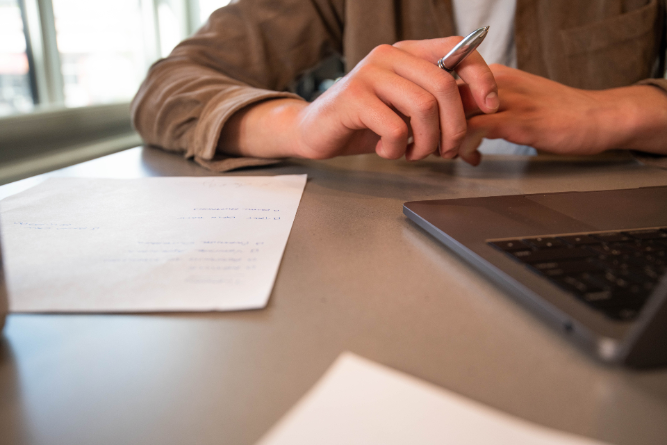 Consultant étudiant la création d'une holding pour sa société