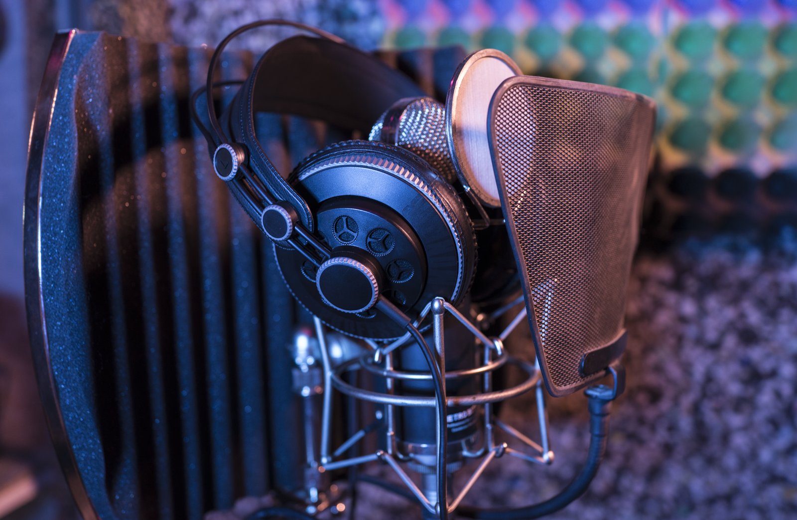 Studio de podcast professionnel avec microphones, casques et matériel audio.