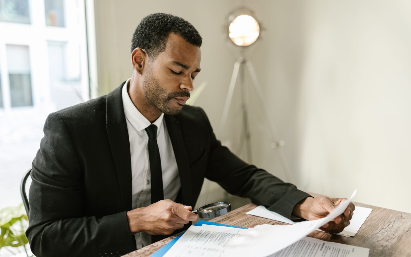 Créateur préparant son dossier ACRE après l'immatriculation de son entreprise.