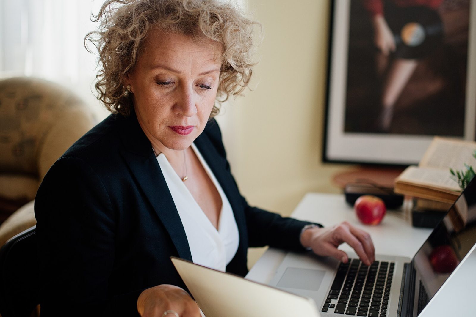 Entrepreneur préparant sa première déclaration de CFE sur son ordinateur