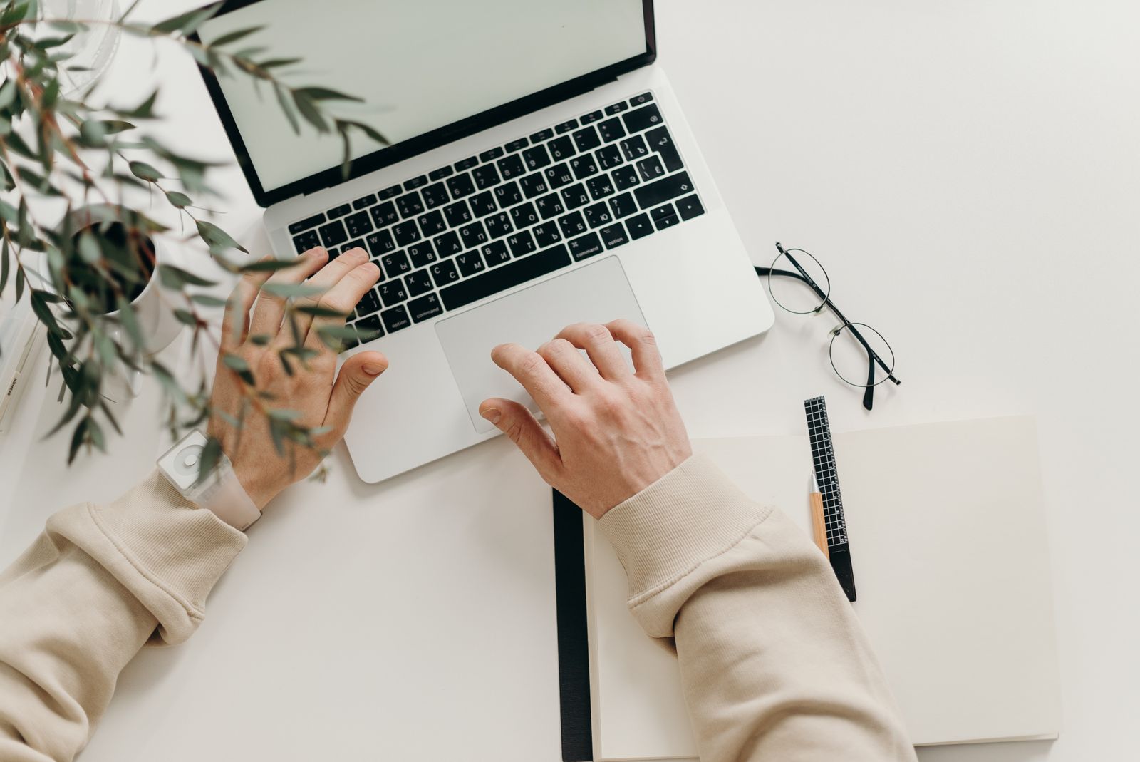 Micro-entrepreneur préparant sa déclaration de chiffre d'affaires