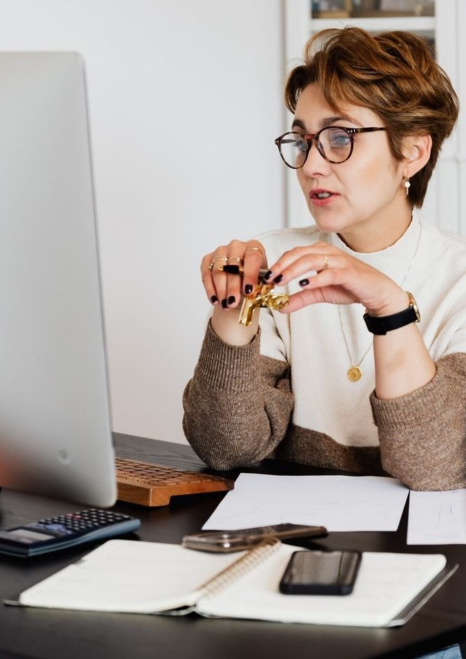 Entrepreneur individuel travaillant sur sa comptabilité au régime réel.