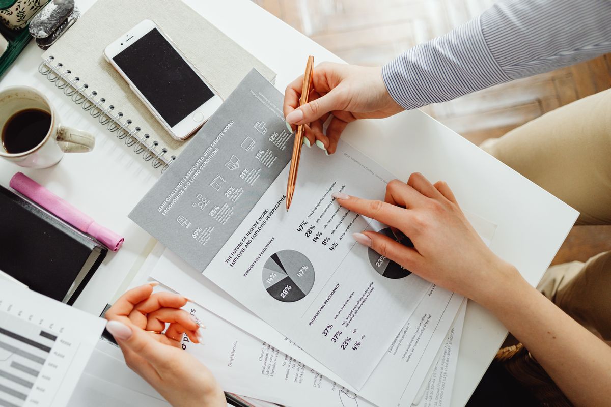 Entrepreneur comparant ses factures pour choisir son régime de TVA