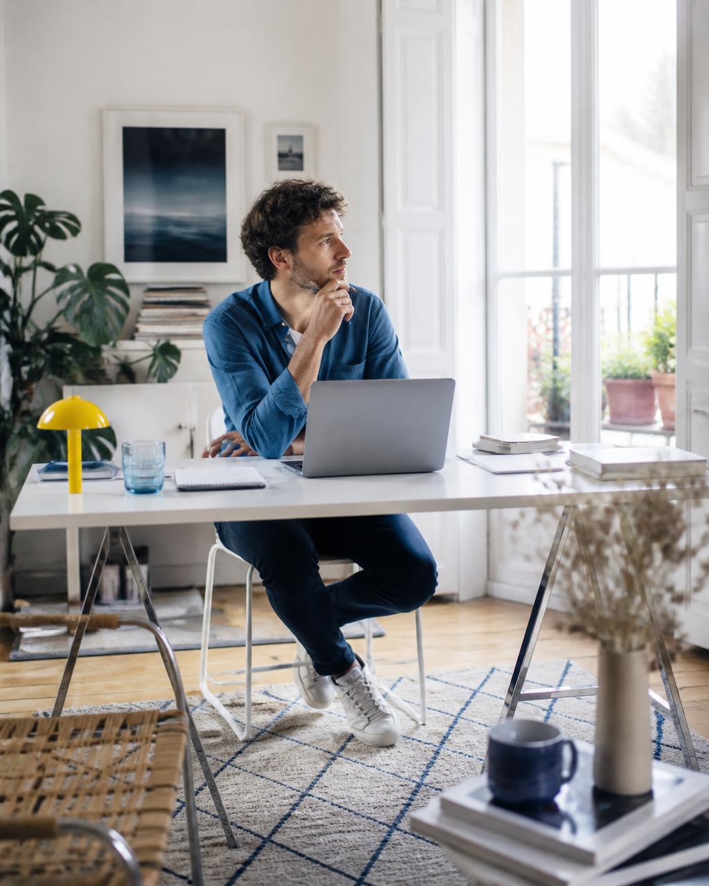 Freelance consultant travaillant sur son ordinateur portable