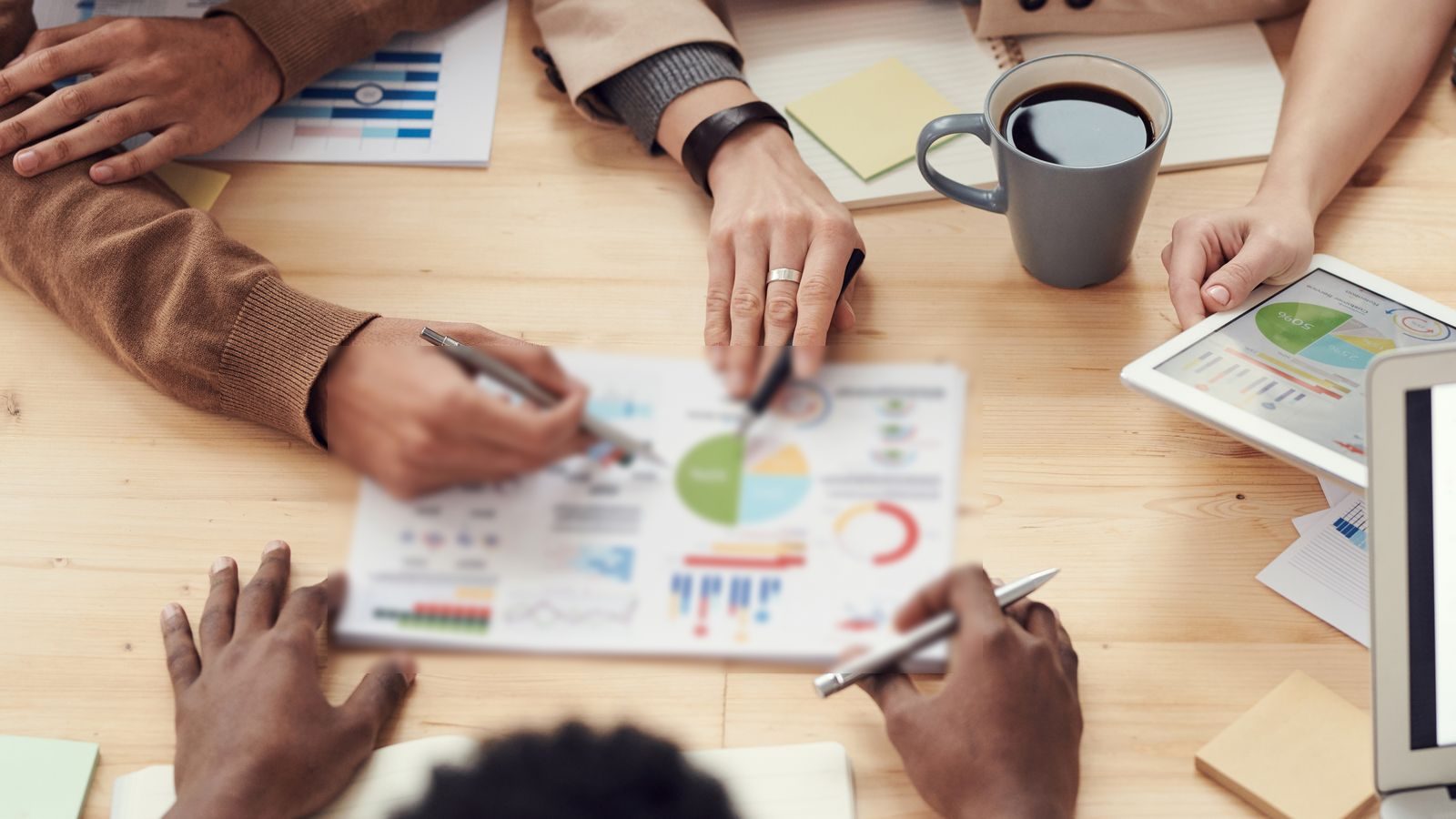 Un dirigeant et une gestionnaire de paie examinent une augmentation de salaire.