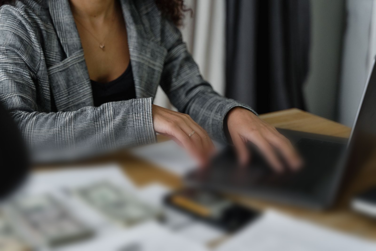 Préparation du budget d'un premier salarié dans une entreprise à La Réunion